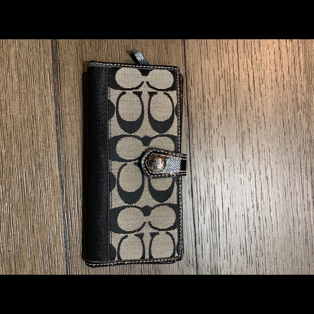 Coach black small wallet good used condition
